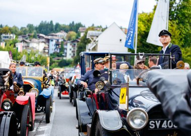 Velden, Avusturya - 30 Ağustos 2025: Eski Zaman Festivali 'nde klasik araçlar ve otomotiv mirasını kutlayan hevesli katılımcılar