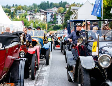 Velden, Avusturya - 30 Ağustos 2025: Klasik klasik arabalar Oldtimer Festivali 'nde sergileniyor, katılımcılar canlı atmosferin ve güzel çevrenin keyfini çıkarıyorlar