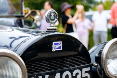 Velden, Avusturya - 30 Ağustos 2025: Eski Zaman Festivali 'nde klasik Buick vintage otomobilinin ön görüntüsü, krom ayrıntıları ve katılımcılarla nostaljik atmosferi vurguluyor