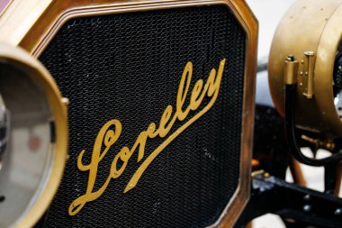 Velden, Avusturya - 30 Ağustos 2025: Vintage Loreley araba ızgarası bir Oldtimer Festivali etkinliğinde zarif tasarım, sanatçılık ve nostalji içeriyor