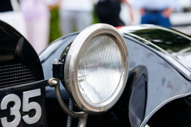 Velden, Avusturya - 30 Ağustos 2025: Eski araba farları, klasik otomotiv işçiliğini bir Eski Zaman Festivali 'nde vurguluyor