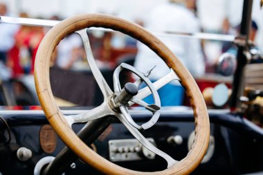 Velden, Avusturya - 30 Ağustos 2025: Klasik direksiyon simidi, klasik arabalarla Eski Zaman Festivali 'nde işçiliğin altını çizerek ahşap kenar ve krom ayrıntıları içeriyor