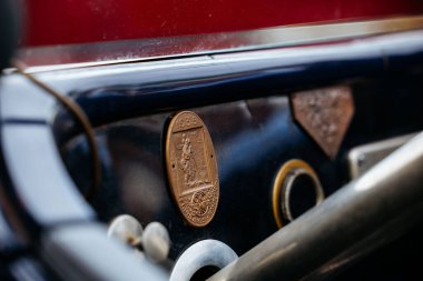 Velden, Avusturya - 30 Ağustos 2025: Eski araba gösterge paneli, eski zaman festivalleri ve otomotiv mirasının özünü yakalayan karmaşık ayrıntıları ve klasik tasarımı ön plana çıkarıyor