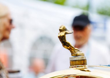 Velden, Avusturya - 30 Ağustos 2025: Klasik araba üzerindeki altın kadın kaput süsü, bir Oldtimer Festivali 'nde zarif bir zanaat ve zarafet sergileniyor