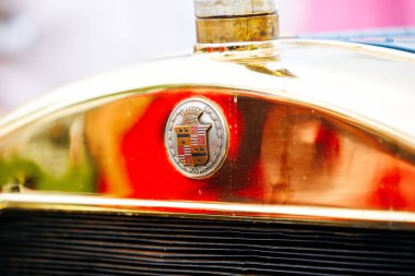 Velden, Avusturya - 30 Ağustos 2025: Antika araba rozeti, bir Eski Zaman Festivali 'nde canlı renklerle otomotiv mirasını yansıtan ayrıntılı işçiliğe sahip