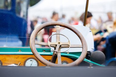 Velden, Avusturya - 30 Ağustos 2025: Eski Zaman Festivali 'nde klasik arabanın ahşap direksiyon simidi, işçilik ve klasik otomotiv kültürünün canlı atmosferini ön plana çıkarıyor