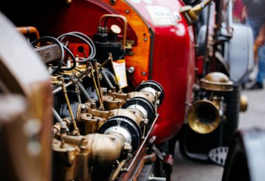 Velden, Avusturya - 30 Ağustos 2025: Klasik otomobil motoru, mekanik sanatçılık ve zengin dokuları vurgulayan bir Eski Zaman Festivali 'nde pirinç parçaları içeriyor