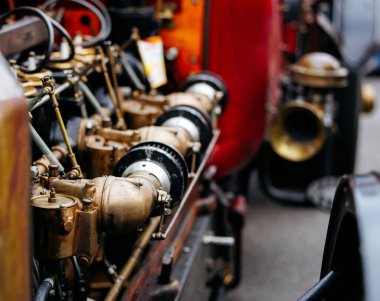 Velden, Avusturya - 30 Ağustos 2025: Eski araba motoru, nostaljik bir atmosfere sahip bir Eski Zaman Festivali 'nde yakalanan ayrıntılı pirinç parçaları ve mekanik elementlere sahip