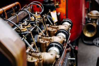 Velden, Avusturya - 30 Ağustos 2025: Antika motor parçaları, klasik otomobillerin ve mühendislerin güzelliğini vurgulayan bir Eski Zaman Festivali 'nde karmaşık pirinç işçiliği sergiliyor