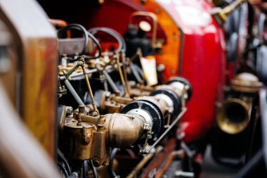Velden, Avusturya - 30 Ağustos 2025: Eski araba motor parçaları, mekanik güzelliği ve tarihsel önemi gözler önüne seren Oldtimer Festivali 'nde ayrıntılı işçiliği ortaya çıkardı