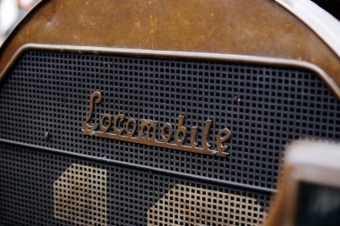 Velden, Avusturya - 30 Ağustos 2025: Klasik otomotiv mirası ve tasarımı kutlayan Antika Locomobile Grill, bir Eski Zaman Festivali 'nde ayrıntılı işçiliğe sahip