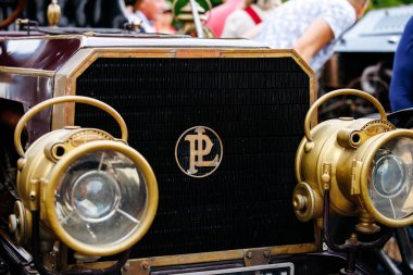 Velden, Avusturya - 30 Ağustos 2025: Eski Zaman Festivali 'nde kendine özgü farları ve amblemi olan klasik arabanın ön görünümü, otomotiv tarihi ve tasarımı kutlanıyor