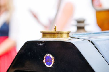 Velden, Avusturya - 30 Ağustos 2025: Eski araba kaput süsü, klasik otomotiv tasarımı ve işçiliğinin vurgulandığı Oldtimer Festivali 'nde pirinç ayrıntılarına yer veriyor