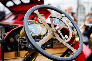 Velden, Avusturya - 30 Ağustos 2025: Eski Zaman Festivali 'nde klasik direksiyon simidi, ayrıntılı işçilik ve tasarım ve fotokopi alanı