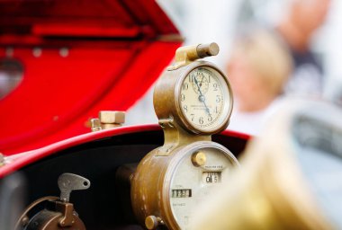 Velden, Avusturya - 30 Ağustos 2025: Festivalde işçiliği ve nostaljiyi ön plana çıkaran antika basınçlı gösterge paneli