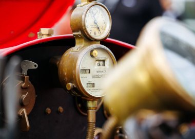 Velden, Avusturya - 30 Ağustos 2025: Pirinç göstergeli ve göstergeli klasik otomobil paneli, Oldtimer Festivali 'nde işçilik ve tasarım