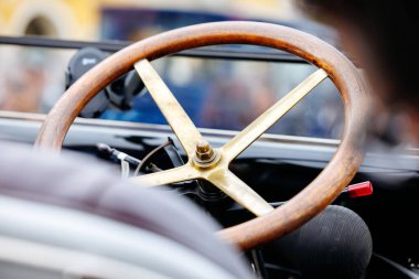 Velden, Avusturya - 30 Ağustos 2025: Klasik arabanın eski model tasarım ve otomotiv mirasını vurgulayarak Oldtimer Festivali 'nde gösterilen ahşap direksiyon