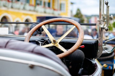 Velden, Avusturya - 30 Ağustos 2025: Klasik araba direksiyonu festivalde klasik otomotiv işçiliğini ön plana çıkaran ahşap aksanlar ve krom içeriyor