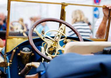 Velden, Avusturya - 30 Ağustos 2025: Eski araba direksiyonunda pirinç ve ahşap kullanılıyor, bir Eski Zaman Festivali 'nde sanatçılık canlı ambiyansla vurgulanıyor