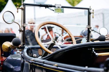 Velden, Avusturya - 30 Ağustos 2025: Eski araba iç mimarisi, Oldtimer Festivali 'nde ahşap direksiyon ve klasik gösterge paneli