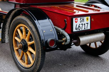 Velden, Avusturya - 30 Ağustos 2025: Eski Zaman Festivali etkinliğinde klasik tasarımını sergileyen ahşap tekerli klasik bir arabanın arka görüntüsü