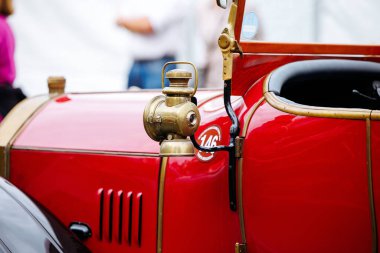 Velden, Avusturya - 30 Ağustos 2025: Klasik otomotiv tasarımının güzelliğini gözler önüne seren, bir Oldtimer Festivali 'nde serilen, klasik kırmızı araba pirinç bileşenleri