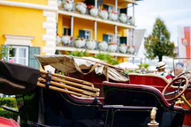 Velden, Avusturya - 30 Ağustos 2025: Antika otomobil, festivalin güzel mimarisi ve canlı atmosferiyle çevrili Eski Zaman Festivali 'nde sergilendi