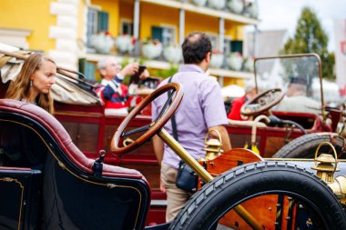 Velden, Avusturya - 30 Ağustos 2025: Eski Zaman Festivali 'nde klasik arabalar sergilendi, katılımcılar atmosferin tadını çıkardılar ve klasik araçlara hayran kaldılar