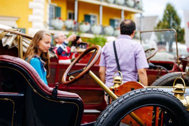 Velden, Avusturya - 30 Ağustos 2025: Klasik araba severler, bu ikonik araçların işçiliğini ve tarihini vurgulayarak, bir Oldtimer Festivali 'nde klasik otomobillerin keyfini çıkarıyorlar