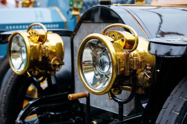 Velden, Avusturya - 30 Ağustos 2025: Klasik otomotiv tasarımı ve işçiliğinin güzelliğini vurgulayan antika araba farları Oldtimer Festivali 'nde parlıyor