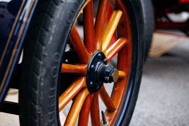 Velden, Avusturya - 30 Ağustos 2025: Eski Zaman Festivali 'nde klasik bir arabanın klasik ahşap tekerleğinin yakın çekimi, karmaşık işçilik ve fotokopi alanı ile tasarım sergileniyor