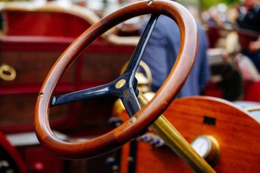 Velden, Avusturya - 30 Ağustos 2025: Klasik Oldtimer Festivali 'nde klasik bir arabanın eski ahşap direksiyon simidi.