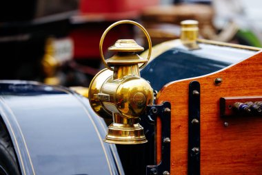 Velden, Avusturya - 30 Ağustos 2025: Klasik otomobil üzerindeki klasik pirinç fener, bir Eski Zaman Festivali 'nde işçilik ve tasarımın özünü yansıtıyor, otomotiv tarihinin özünü yakalıyor