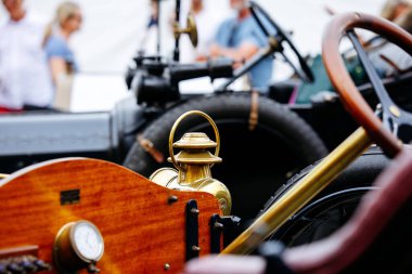 Velden, Avusturya - 30 Ağustos 2025: Klasik otomobil festivali, pirinç fener ve ahşap gösterge paneli ile klasik otomobilleri ön plana çıkarıyor, otomotiv mirasının özünü yakalıyor