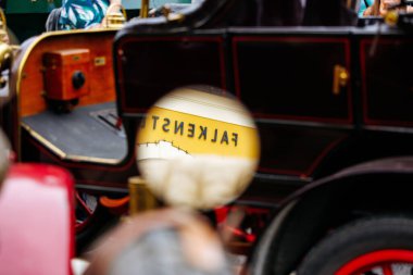 Velden, Avusturya - 30 Ağustos 2025: Vintage otomobil detayı, 'Falkenst' i Eski Zaman Festivali 'nde bir büyüteçle ortaya çıkardı.