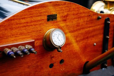 Velden, Avusturya - 30 Ağustos 2025: Klasik bir saat ve gösterge paneli, zengin dokulara sahip bir Eski Zaman Festivali 'nde zanaatkarlığı ön plana çıkarıyor