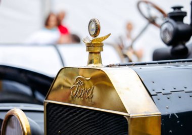 Velden, Avusturya - 30 Ağustos 2025: Klasik otomotiv tasarımı ve işçiliğinin altını çizen Vintage Ford kaput süsü Oldtimer Festivali 'nde parlıyor