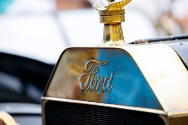 Velden, Avusturya - 30 Ağustos 2025: Klasik otomotiv işçiliği ve tarihin altını çizen Vintage Ford kaput süslemesi Oldtimer Festivali 'nde parladı