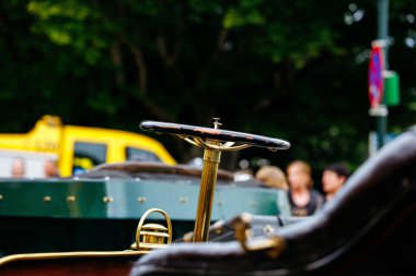 Velden, Avusturya - 30 Ağustos 2025: Eski Zaman Festivali 'nde klasik araba direksiyonuna yakın çekim, işçilik ve festival atmosferinin altını çizmek