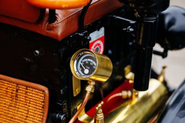 Velden, Avusturya - 30 Ağustos 2025: Eski otomobil basıncı göstergesi, klasik otomotiv işçiliğini vurgulayan pirinç kaplama ve deri koltuklar