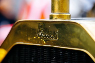 Velden, Avusturya - 30 Ağustos 2025: Eski Zaman Festivali 'nde klasik otomotiv tasarımı ve işçiliğinin güzelliğini vurgulayan klasik araba parıltıları üzerine Buick amblemi