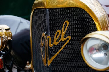 Velden, Avusturya - 30 Ağustos 2025: Klasik Opel araba ön ızgarası Eski Zaman Festivali 'nde otomotiv mirasını kutlayan altın bir amblem ve karmaşık bir tasarım içeriyor