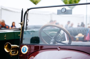 Velden, Avusturya - 30 Ağustos 2025: Klasik otomotiv tasarımı ve atmosferi vurgulayarak, Oldtimer Festivali 'nde ahşap direksiyon ve pirinç kornalı klasik araba iç mimarisi