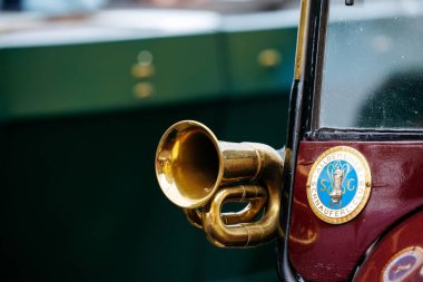 Velden, Avusturya - 30 Ağustos 2025: Klasik araçta klasik pirinç korna, Eski Zaman Festivali 'nde ayrıntılı işçilik ve nostaljik cazibe vurgulandı