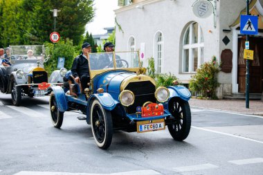 Velden, Avusturya - 30 Ağustos 2025: Eski Zaman Festivali 'nde klasik tasarım ve canlı atmosferi fotokopi alanı ile vurguluyor
