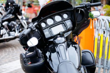 Velden, Avusturya - 30 Ağustos 2025: Siyah motosiklet kokpiti gelişmiş denetim ve göstergeler içeriyor, modern tasarım ve motosiklet severler için teknoloji vurgulanıyor