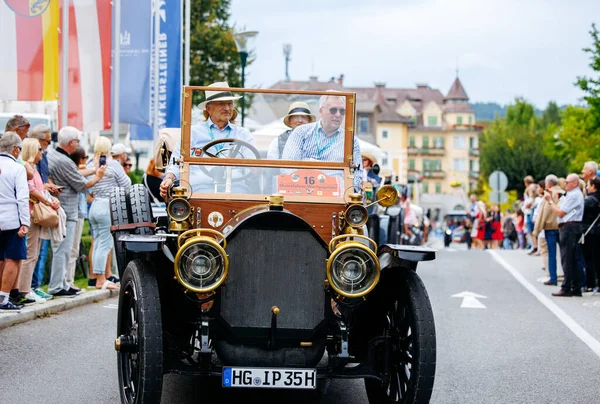 Velden, Avusturya - 30 Ağustos 2025: Klasik otomobil, Oldtimer Festivali 'nde klasik araba meraklıları tarafından kullanılıyor ve seyirciler etkinliğin cazibesine ve heyecanına hayran kalıyor