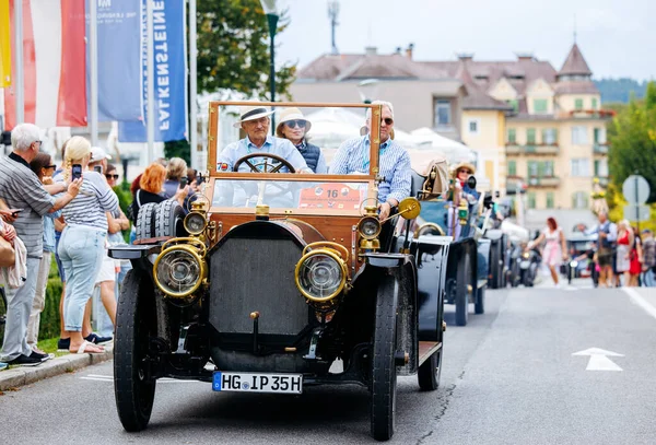 Velden, Avusturya - 30 Ağustos 2025: Klasik vintage arabalar, nostaljik atmosferin keyfini çıkaran heyecanlı izleyicilerin katıldığı bir Eski Zaman Festivali 'nde sergileniyor