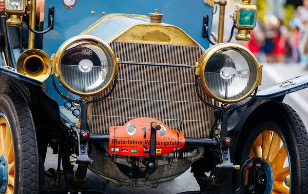 Velden, Avusturya - 30 Ağustos 2025: Pirinç detayları ve klasik farların yer aldığı klasik araba, bir Eski Zaman Festivali 'nde sergileniyor, otomotiv tarihi ve zanaatkarlığı sergileniyor