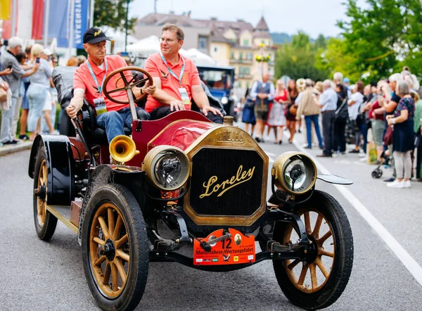 Velden, Avusturya - 30 Ağustos 2025: Oldtimer Festivali 'nde coşkulu izleyiciler tarafından çevrelenen klasik Loreley arabası